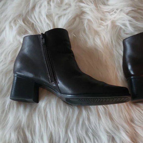 Dark brown leather booties size 6 new - Picture 5 of 6